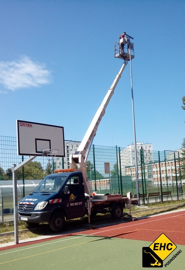 Wynajem podnośników do serwisu lamp