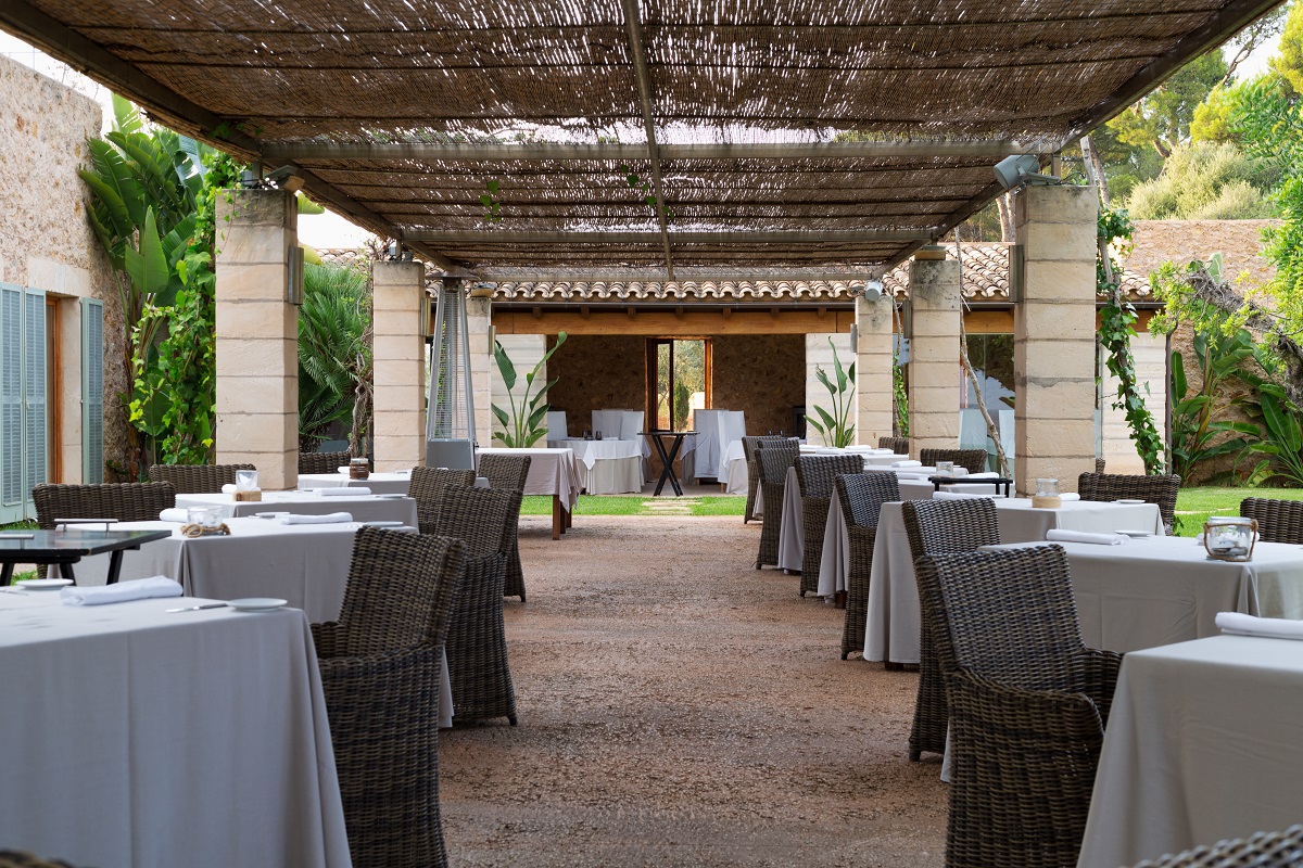 Jak promienniki ciepła sprawdzają się w branży gastronomicznej? 