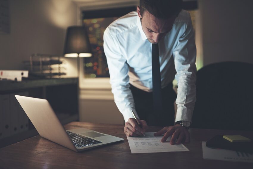 Czym jest i jak zdjąć ubezwłasnowolnienie? Ubezwłasnowolnienie to prawny status, w którym osoba traci lub ogranicza się jej zdolność do decydowania, zarządzania majątkiem i podejmowania działań prawnych. Ma to na celu ochronę osób, które ze względu na zdrowie lub inne przyczyny nie mogą odpowiedzialnie zarządzać swoim życiem i majątkiem. Rodzaje ubezwłasnowolnień to całkowite i częściowe. Dowiedz się więcej: https://adwokaci-nt.pl/ Ubezwłasnowolnienie całkowite Ubezwłasnowolnienie całkowite oznacza, że osoba traci zdolność do podejmowania decyzji i wykonywania czynności prawnych. Wtedy staje się całkowicie zależna od opiekuna lub kuratora, który działa w jej imieniu. Sąd może także ograniczyć dostęp do kont bankowych, nieruchomości i innych majątkowych aktywów osoby ubezwłasnowolnionej. Ubezwłasnowolnienie całkowite ma na celu ochronę osób, które z różnych powodów nie są w stanie odpowiedzialnie zarządzać swoim życiem i majątkiem. Ubezwłasnowolnienie częściowe Ubezwłasnowolnienie częściowe to taka sytuacja, gdy osoba nie może podejmować wszystkich decyzji, ale nadal ma pewną wolność. Wtedy sąd określa, jakie czynności prawne osoba ubezwłasnowolniona może wykonywać samodzielnie, a które wymagają zgody lub decyzji opiekuna, lub kuratora. Rozstrzyganie spraw o ubezwłasnowolnienie Proces rozstrzygania sprawy o ubezwłasnowolnienie zaczyna się od wniosku. Wniosek ten składa zazwyczaj członek rodziny lub bliska osoba, która widzi, że zdrowie danej osoby pogarsza się i może ona mieć trudności z samodzielnym funkcjonowaniem. Następnie zespół lekarzy oraz przedstawiciele sądu przeprowadzają kompleksową ocenę zdolności tej osoby. Bardzo ważne jest, żeby osoba, której dotyczy sprawa o ubezwłasnowolnienie, miała prawo do reprezentacji przez prawnika. Prawnik ten będzie działał w jej interesie. Decyzja o ubezwłasnowolnieniu zawsze musi brać pod uwagę najlepsze interesy osoby, która jest w tej sytuacji i jest podejmowana bardzo odpowiedzialnie. Jak zdjąć ubezwłasnowolnienie Zdjęcie ubezwłasnowolnienia to proces odwrotny do jego nałożenia. Wymaga ponownej oceny zdrowia i zdolności osoby przez zespół lekarzy i sąd. Jeśli osoba odzyskała zdolność do samodzielnego zarządzania sprawami lub jej stan zdrowia poprawił się na tyle, by podejmować odpowiedzialne decyzje, można złożyć wniosek o zdjęcie ubezwłasnowolnienia. Czym jest i jak zdjąć ubezwłasnowolnienie?